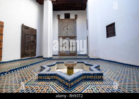 La cour de Musée Dar Batha de Fès Médina. L'ancien palais royal et musée national d'art, de l'Ethnographie à Fes, Maroc. À l'intérieur de l'intérieur Banque D'Images