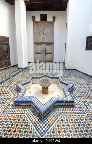 La cour de Musée Dar Batha de Fès Médina. L'ancien palais royal et musée national d'art, de l'Ethnographie à Fes, Maroc. À l'intérieur de l'intérieur Banque D'Images