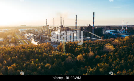 Paysage industriel avec forte pollution produite par une grande usine Banque D'Images