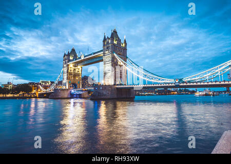 Allumé le Tower Bridge juste après le coucher du soleil Banque D'Images