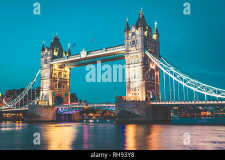 Allumé le Tower Bridge juste après le coucher du soleil Banque D'Images