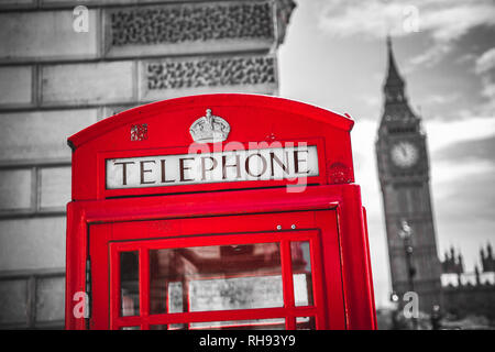 La célèbre cabine téléphonique de Londres avec le Big Ben clock tower en arrière-plan Banque D'Images