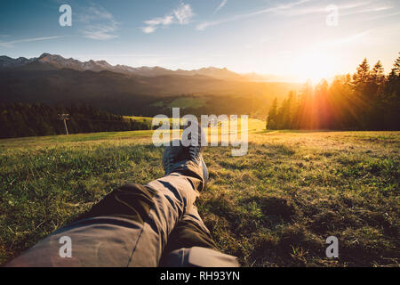 POV d'un homme allongé sur une prairie de la montagne Banque D'Images