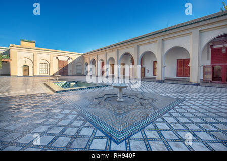 La cour de Musée Dar Batha de Fès Médina. L'ancien palais royal et musée national d'art, de l'Ethnographie à Fes, Maroc. À l'intérieur de l'intérieur Banque D'Images