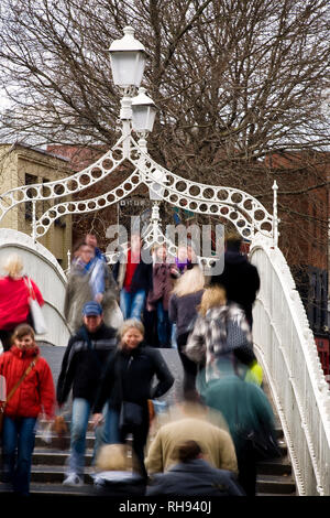 Ha'penny Bridge sur la rivière Liffy de Temple Bar Banque D'Images