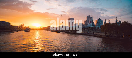 Incroyable coucher de soleil sur la Tamise à Londres Banque D'Images