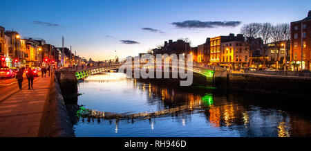 L'Ha.penny Bridge sur la rivière Liffey à Dublin Temple Bar Banque D'Images