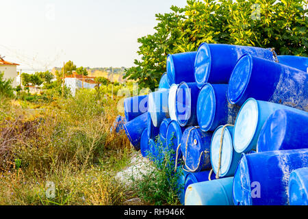 Stocks de fûts en plastique bleu utilisé pour le stockage de l'eau et autres liquides. Banque D'Images