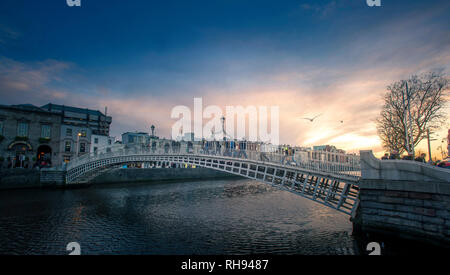 L'Ha.penny Bridge sur la rivière Liffey à Dublin Temple Bar Banque D'Images