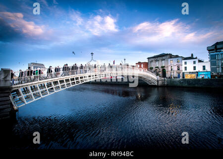 L'Ha.penny Bridge sur la rivière Liffey à Dublin Temple Bar Banque D'Images