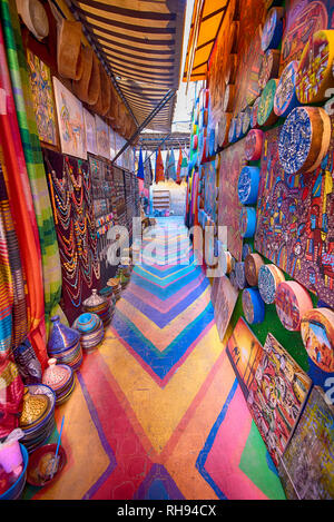 Peint en couleur dans la médina, rue de la vieille ville de Fès. La ville ancienne et la plus ancienne capitale et l'une des quatre villes impériales du Maroc. Banque D'Images