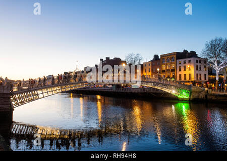 L'Ha.penny Bridge sur la rivière Liffey à Dublin Temple Bar Banque D'Images