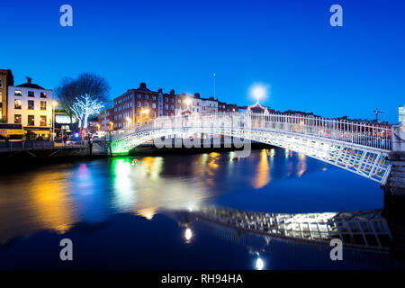 L'Ha.penny Bridge sur la rivière Liffey à Dublin Temple Bar Banque D'Images