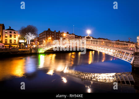 L'Ha.penny Bridge sur la rivière Liffey à Dublin Temple Bar Banque D'Images