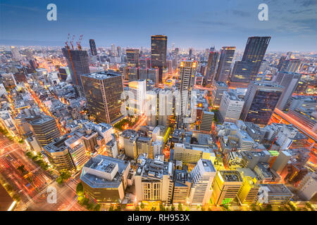Osaka, Japon le centre-ville de ville dans le quartier d'Umeda au crépuscule. Banque D'Images