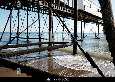 Jetée de Sandown à marée basse l'exposition de l'infrastructure, de Sandown, Isle of Wight, Angleterre, Royaume-Uni. Banque D'Images