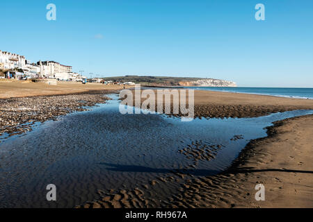 Plage de Sandown, la baie de Sandown, Sandown, Isle of Wight, Angleterre, Royaume-Uni. Vue vers le bas des falaises de craie et Culver, au nord. Banque D'Images