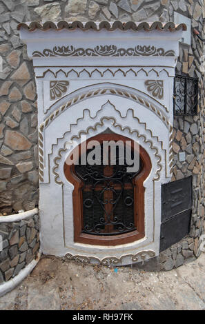 Brown, ancien typique, finement sculptée, piqué, et le châssis de fenêtre riad marocain et maison ancienne dans la ville bleue dans la médina de Chefchaouen, Maroc Banque D'Images