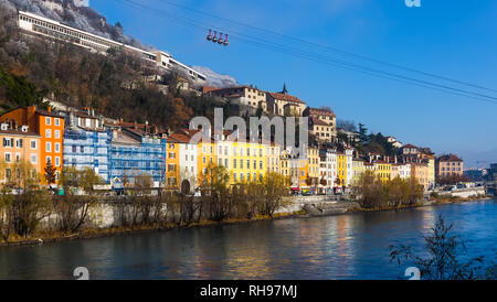 Droit des téléphériques de Grenoble à l'automne sur la rivière, France Banque D'Images