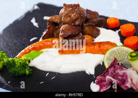 Foie de poulet rôti au cœur de crème sauce, carottes, brocoli et les verts Banque D'Images