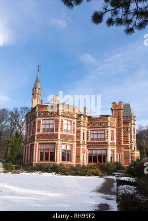 Vue d'hiver de Saltwell Tours, le centre des visiteurs dans le parc Saltwell à Gateshead, Tyne et Wear, Angleterre, Royaume-Uni. Banque D'Images