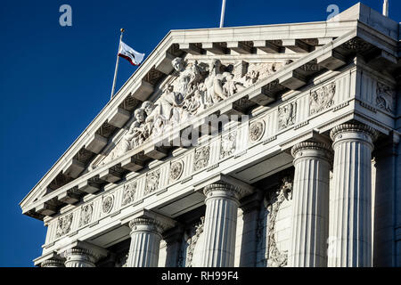 Fronton et colonnes de l'Ouest, de l'Hôtel de Ville, Ville et Comté de San Francisco, San Francisco, California USA Banque D'Images