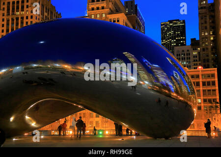 La vue de la nuit de Cloud Gate aka le bean à l'horizon de Chicago la réflexion par l'artiste anglais Anish Kapoor Mikhail.Millennium Park.chicago.virginia.USA Banque D'Images