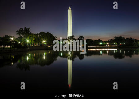 Washington Monument reflété sur Tidal Basin, Washington, District de Columbia USA Banque D'Images