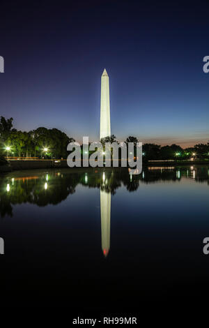 Washington Monument reflété sur Tidal Basin, Washington, District de Columbia USA Banque D'Images