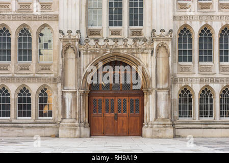 Détail de l'entrée et façade de Guildhall, un bâtiment classé Grade I dans la ville de Londres. Banque D'Images