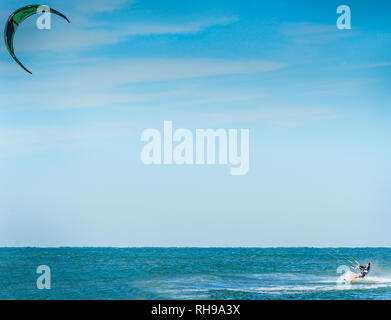 Un homme kitesurfs avec une F-One Bandit en forme de Delta C-kite Six, le 18 octobre 2015, à Dauphin Island, Alabama. Banque D'Images