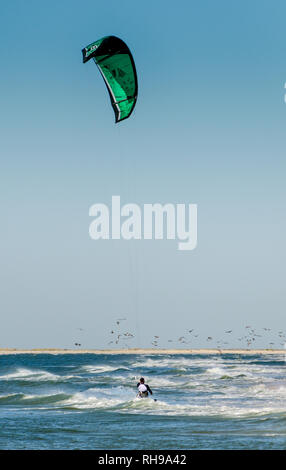 Un homme an​ kitesurfs avec F-One Bandit en forme de Delta C-kite Six, le 18 octobre 2015, à Dauphin Island, Alabama. Banque D'Images