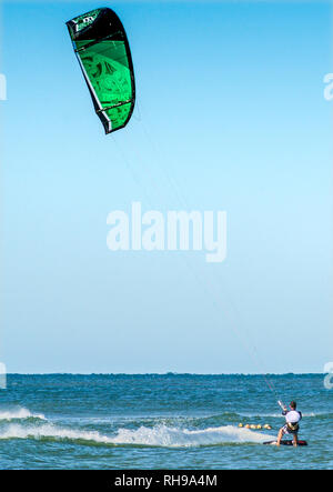 Un homme an​ kitesurfs avec F-One Bandit en forme de Delta C-kite Six, le 18 octobre 2015, à Dauphin Island, Alabama. Banque D'Images