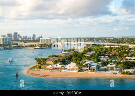 Ft Lauderdale paysage avec petite plage et pont à Port Everglades. Banque D'Images