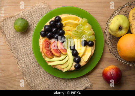 Tarte aux fruits fait maison sur une plaque verte Banque D'Images