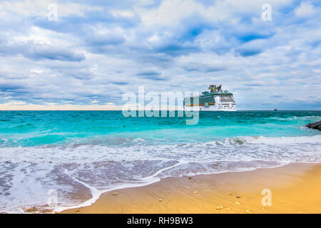 Bateau de croisière dans la distance sur l'océan, au départ de Port Everglades à Fort Lauderdale. Vue de la plage. Banque D'Images