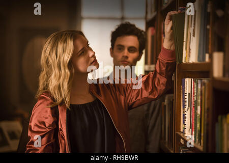 Penn Badgley, Elizabeth Lail, 'vous' (2018) Crédit photo : Archives Le Hollywood / Netflix Banque D'Images