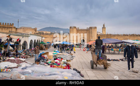 FES, Maroc. Le marché et les gens à l'extérieur de Bab Chorfa, la porte de la médina Fez et la place Boujloud. Entrée à la vieille ville de Fes El Bali Banque D'Images