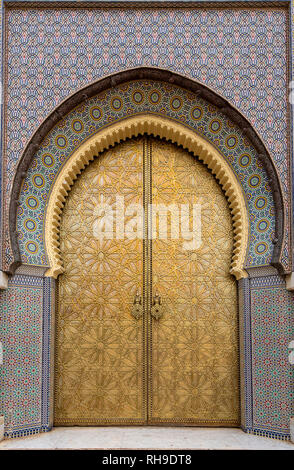Beaux détails de Bab Majzen porte de métal doré orné sur l'entrée du Palais Royal de Fès, Maroc ( Fez ). gère les heurtoirs ou Banque D'Images