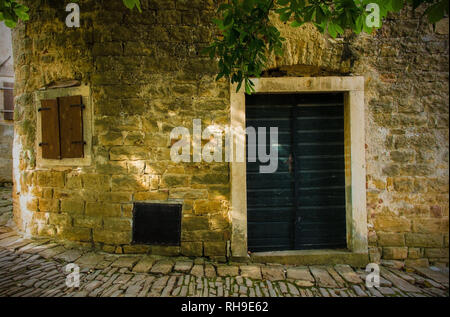 Une porte dans le hill village de Groznjan (appelé aussi Grisignana) en Istrie, Croatie Banque D'Images