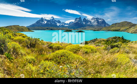 Lago Pehoe et l'worldfamous vue sur le massif de Torres del Paine. Stiched panorama pris en randonnée Banque D'Images