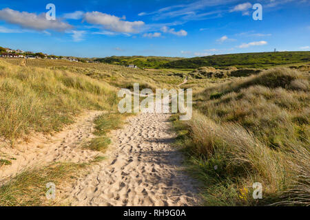 Le South West Coast Path passe à travers les dunes de sable près de Baie de Holywell, Cornwall, UK. Banque D'Images