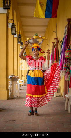 Dame colorés dans la vieille ville de Cartagena de Indias Banque D'Images