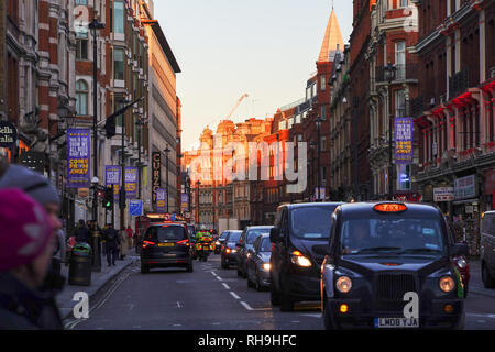 Trafic sur Shaftesbury Avenue, à Soho, Londres. Date de la photo : Lundi, Janvier 28, 2019. Photo : Roger Garfield/Alamy Banque D'Images