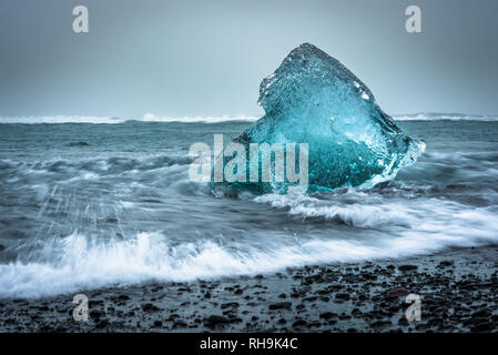 Image longexposure de deux icebergs à Diamond Beach à Jökulsárlón Banque D'Images