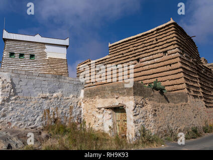 Maisons de boue et de pierres d'ardoises à al Khalaf, village de la province d'Asir, Sarat Abidah, l'Arabie Saoudite Banque D'Images