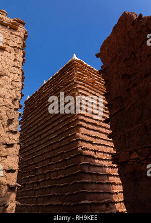 La pierre rouge et maisons en torchis d'ardoises dans un village, province d'Asir, Sarat Abidah, l'Arabie Saoudite Banque D'Images