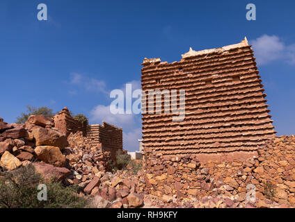 La pierre rouge et maisons en torchis d'ardoises dans un village, province d'Asir, Sarat Abidah, l'Arabie Saoudite Banque D'Images