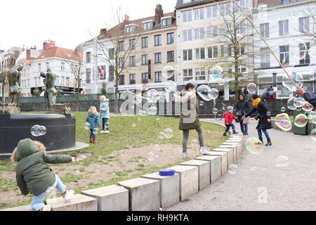 Jouer avec des bulles sur la veille de Noël, à Gand Belgique Banque D'Images