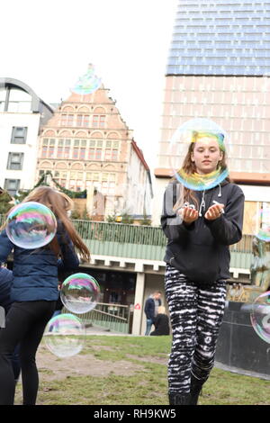 Jouer avec des bulles sur la veille de Noël, à Gand Belgique Banque D'Images